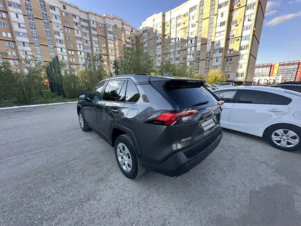 Toyota RAV4 2019 года за 10 200 000 тг. в Актобе – фото 3