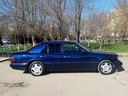 Mercedes-Benz E 220 1994 года за 2 500 000 тг. в Шымкент – фото 4