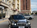 Mercedes-Benz E 320 1998 годаүшін4 200 000 тг. в Актау – фото 2