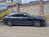 Toyota Camry 2023 года за 15 400 000 тг. в Алматы – фото 2