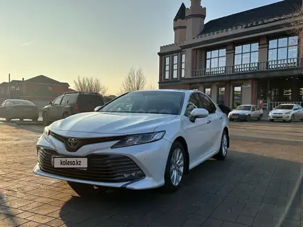 Toyota Camry 2021 года за 14 500 000 тг. в Актобе – фото 3