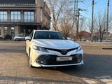 Toyota Camry 2021 года за 14 500 000 тг. в Актобе – фото 2