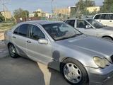 Mercedes-Benz C 200 2001 года за 2 500 000 тг. в Атырау – фото 2