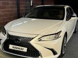 Lexus ES 250 2018 года за 20 000 000 тг. в Алматы