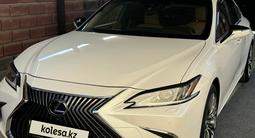 Lexus ES 250 2018 года за 20 000 000 тг. в Алматы