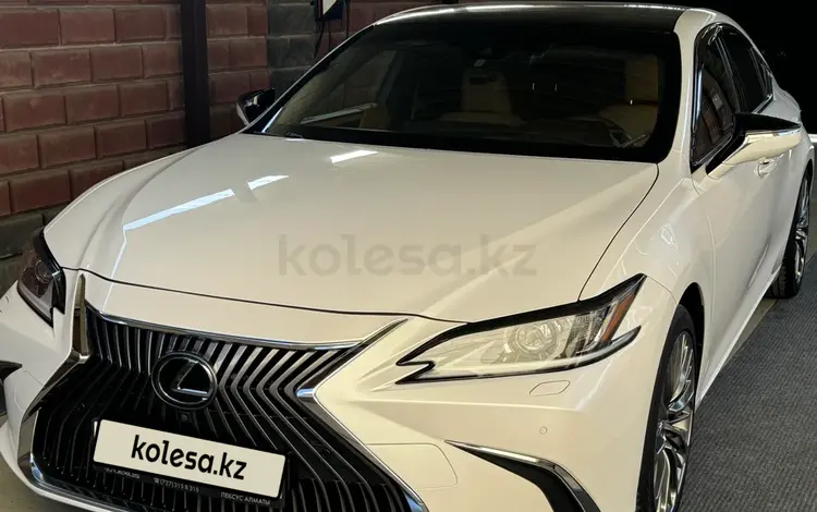 Lexus ES 250 2018 года за 20 000 000 тг. в Алматы