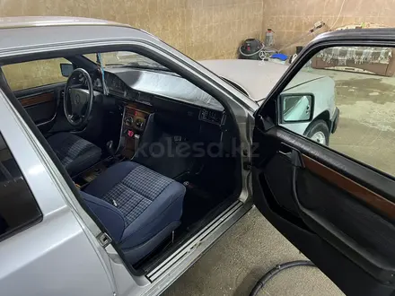 Mercedes-Benz E 220 1993 года за 1 250 000 тг. в Бауыржана Момышулы – фото 5