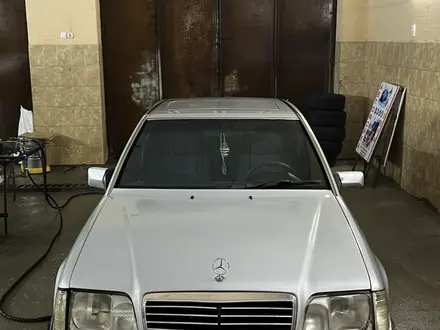 Mercedes-Benz E 220 1993 года за 1 250 000 тг. в Бауыржана Момышулы – фото 8