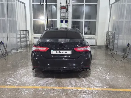 Toyota Camry 2018 года за 9 000 000 тг. в Астана – фото 2