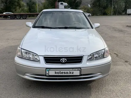 Toyota Camry 2000 года за 3 650 000 тг. в Алматы