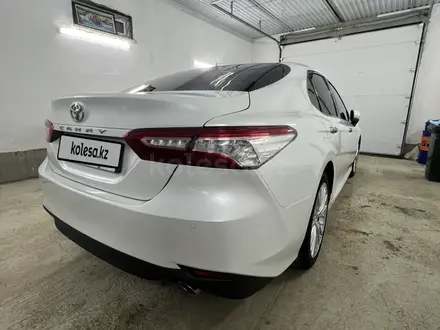 Toyota Camry 2019 года за 13 500 000 тг. в Атырау – фото 25