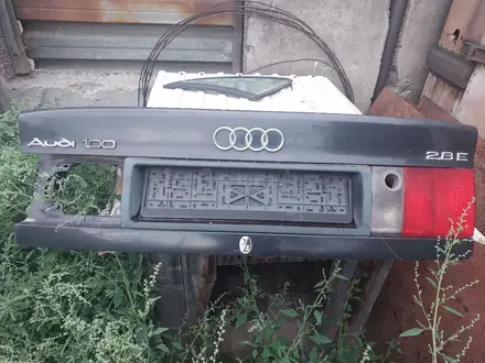 Крышка багажника Aud i100 c4 за 25 000 тг. в Усть-Каменогорск