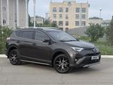 Toyota RAV4 2018 года за 10 500 000 тг. в Уральск – фото 2