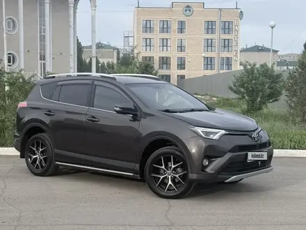 Toyota RAV4 2018 года за 10 500 000 тг. в Уральск – фото 2