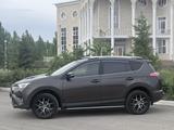 Toyota RAV4 2018 года за 10 500 000 тг. в Уральск – фото 5
