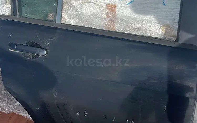 Привозная задняя правая дверь Nissan Tiida 2010 за 8 000 тг. в Астана