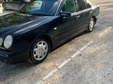 Mercedes-Benz E 230 1997 годаүшін2 500 000 тг. в Жанаозен – фото 3