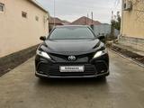 Toyota Camry 2022 года за 17 500 000 тг. в Атырау – фото 2