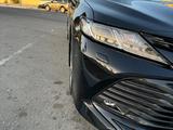 Toyota Camry 2021 года за 13 500 000 тг. в Актобе – фото 3