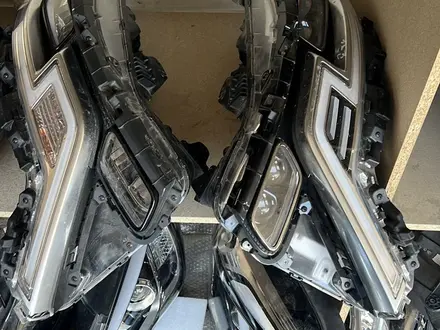 Фара kia carnival за 17 000 тг. в Астана