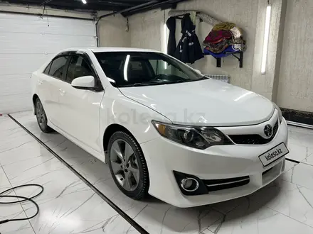 Toyota Camry 2013 года за 5 900 000 тг. в Жанаозен – фото 2