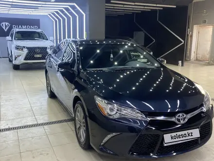 Toyota Camry 2015 года за 9 000 000 тг. в Атырау – фото 2