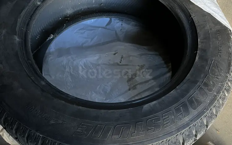 Зимние шипованные шины Bridgestone за 25 000 тг. в Алматы