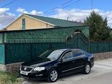Volkswagen Passat 2006 годаүшін2 700 000 тг. в Жезказган