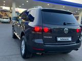 Volkswagen Touareg 2008 года за 7 000 000 тг. в Алматы – фото 2