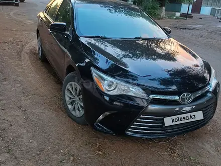 Toyota Camry 2017 года за 10 500 000 тг. в Уральск – фото 2