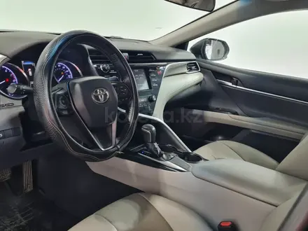Toyota Camry 2019 года за 9 390 000 тг. в Алматы – фото 12