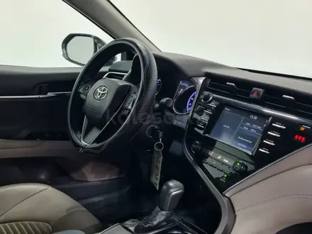 Toyota Camry 2019 года за 9 390 000 тг. в Алматы – фото 15