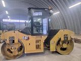 CAT  Каток CAT CB10 асфальтовый вибрационный 2022 года за 49 500 000 тг. в Усть-Каменогорск – фото 2