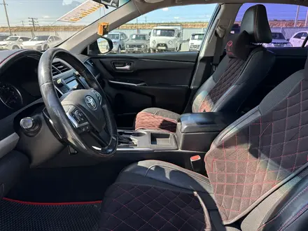 Toyota Camry 2017 года за 7 800 000 тг. в Атырау – фото 12