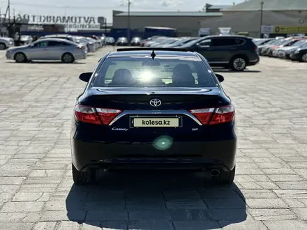 Toyota Camry 2017 года за 7 800 000 тг. в Атырау – фото 4