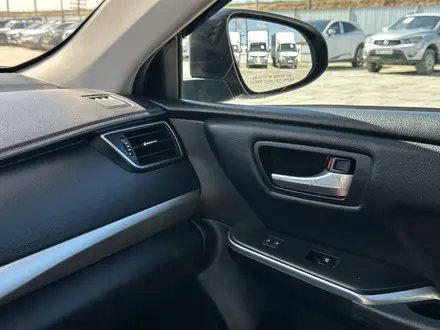 Toyota Camry 2017 года за 7 800 000 тг. в Атырау – фото 25