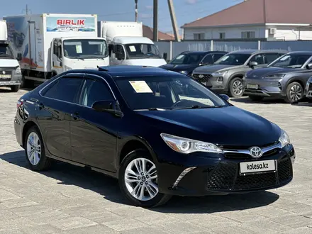 Toyota Camry 2017 года за 7 800 000 тг. в Атырау – фото 2