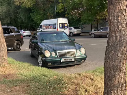 Mercedes-Benz E 240 1998 года за 2 500 000 тг. в Алматы – фото 3