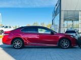 Toyota Camry 2021 года за 14 300 000 тг. в Костанай – фото 4