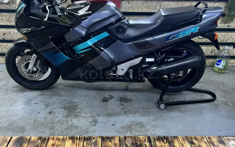 Honda  CBR 1000F 1995 года за 1 500 000 тг. в Рудный
