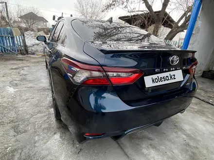 Toyota Camry 2021 года за 13 000 000 тг. в Урджар – фото 4