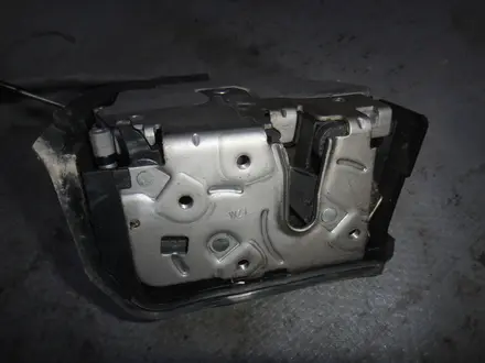 Дверной замок Bmw X5 E53 задний левый за 20 000 тг. в Алматы – фото 3