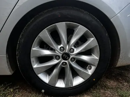 Kia K5 2018 года за 8 200 000 тг. в Актау – фото 2