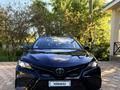 Toyota Camry 2021 года за 8 200 000 тг. в Актобе – фото 2