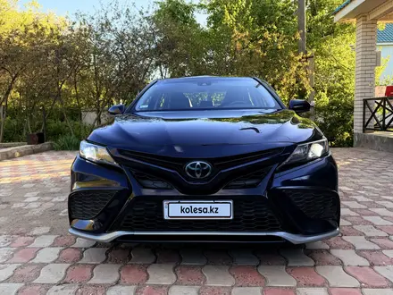 Toyota Camry 2021 года за 8 200 000 тг. в Актобе – фото 5