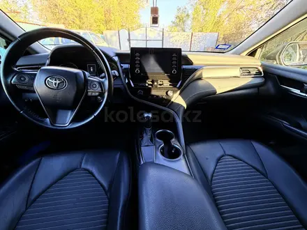 Toyota Camry 2021 года за 8 200 000 тг. в Актобе – фото 11