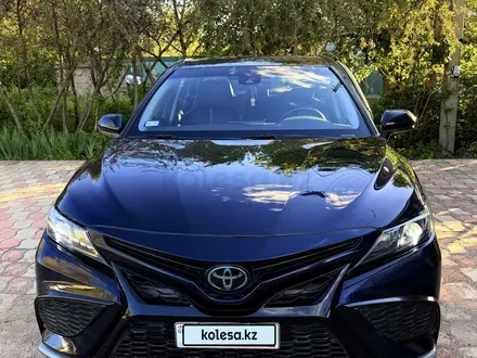 Toyota Camry 2021 года за 8 200 000 тг. в Актобе – фото 3