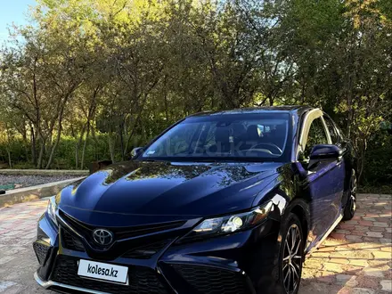 Toyota Camry 2021 года за 8 200 000 тг. в Актобе