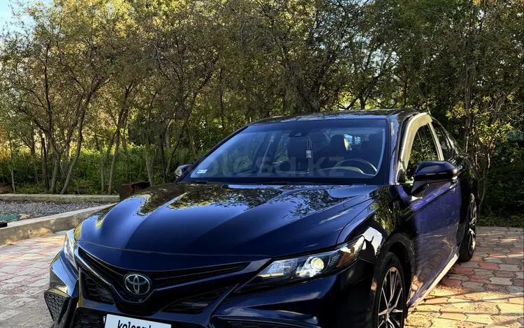 Toyota Camry 2021 года за 8 200 000 тг. в Актобе