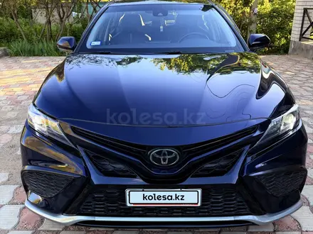 Toyota Camry 2021 года за 8 200 000 тг. в Актобе – фото 8